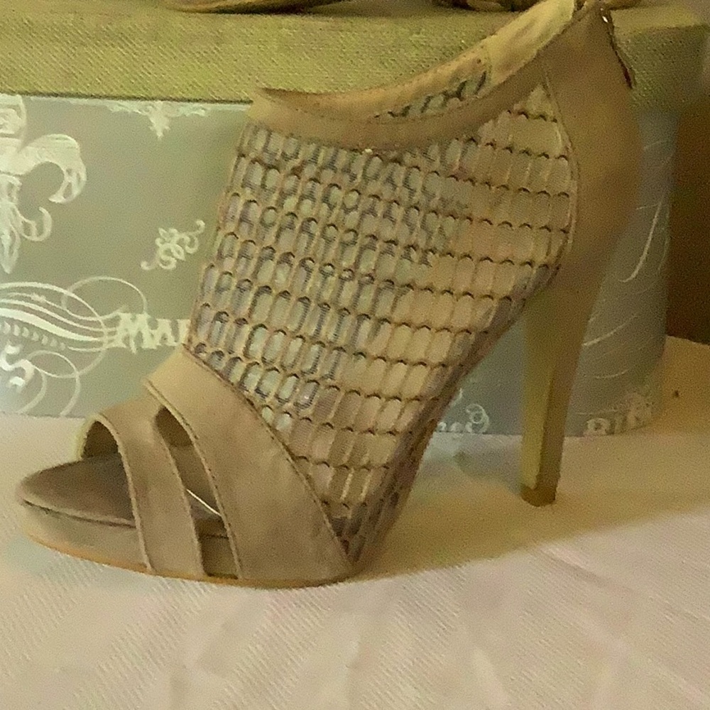 Easos Geal Net Shootie Size 7.5 suede tan netted peep toe.
